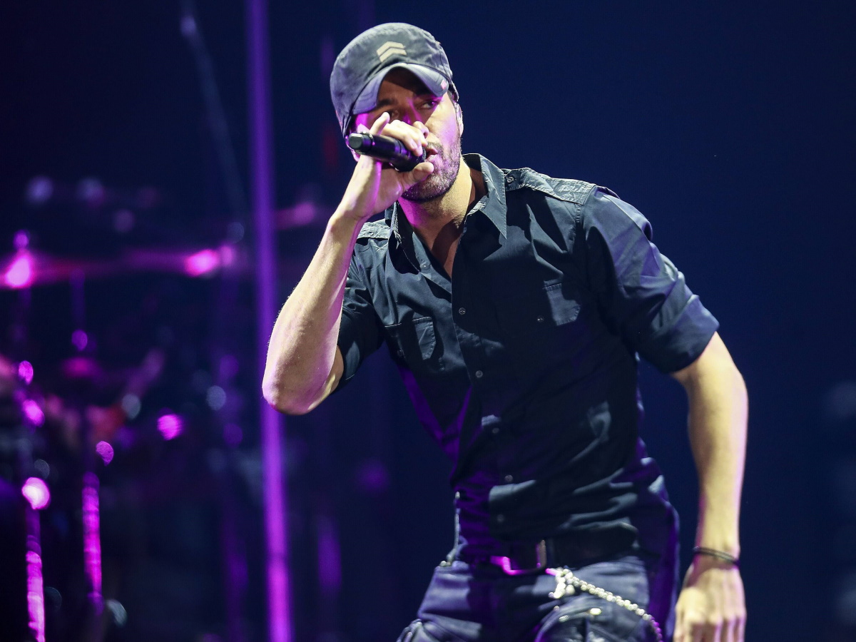 «Они из одной тусовки»: Иглесиас предъявил молоденькую брюнетку после расставания с Курниковой