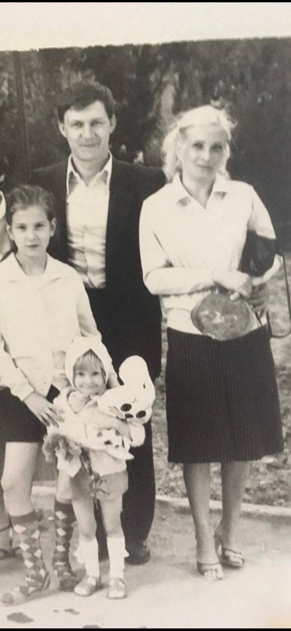 Растит четверых детей и участвует в марафонах: как живет неизвестная сестра Юлии Высоцкой