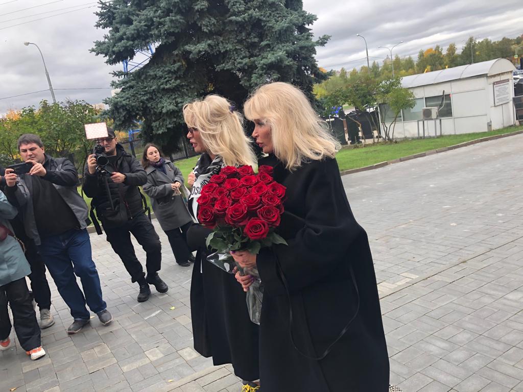 Словно на праздник: сестры Зайцевы заявились на похороны Моисеева при параде