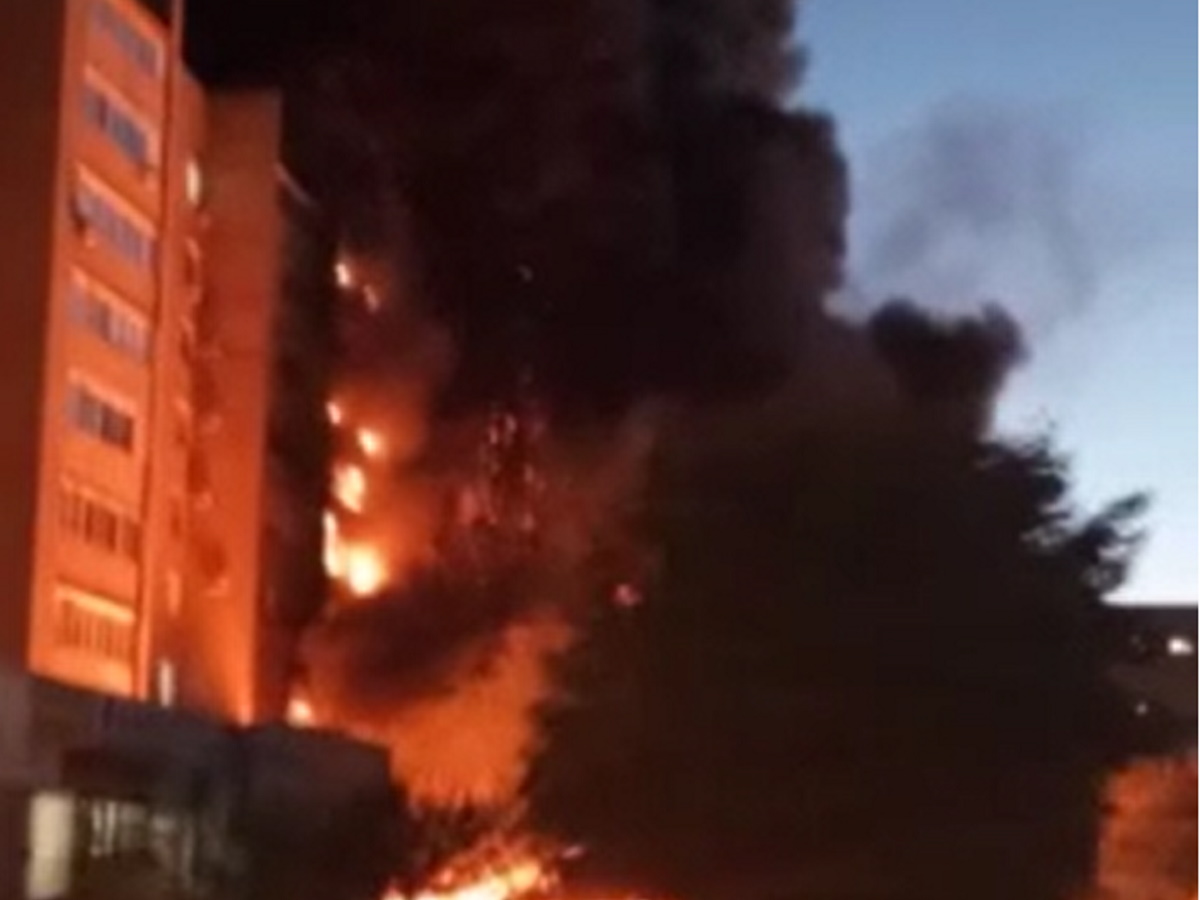 Самолет Разорвало квартиры, все в огне: военный самолет обрушился на жилой дом в Ейске