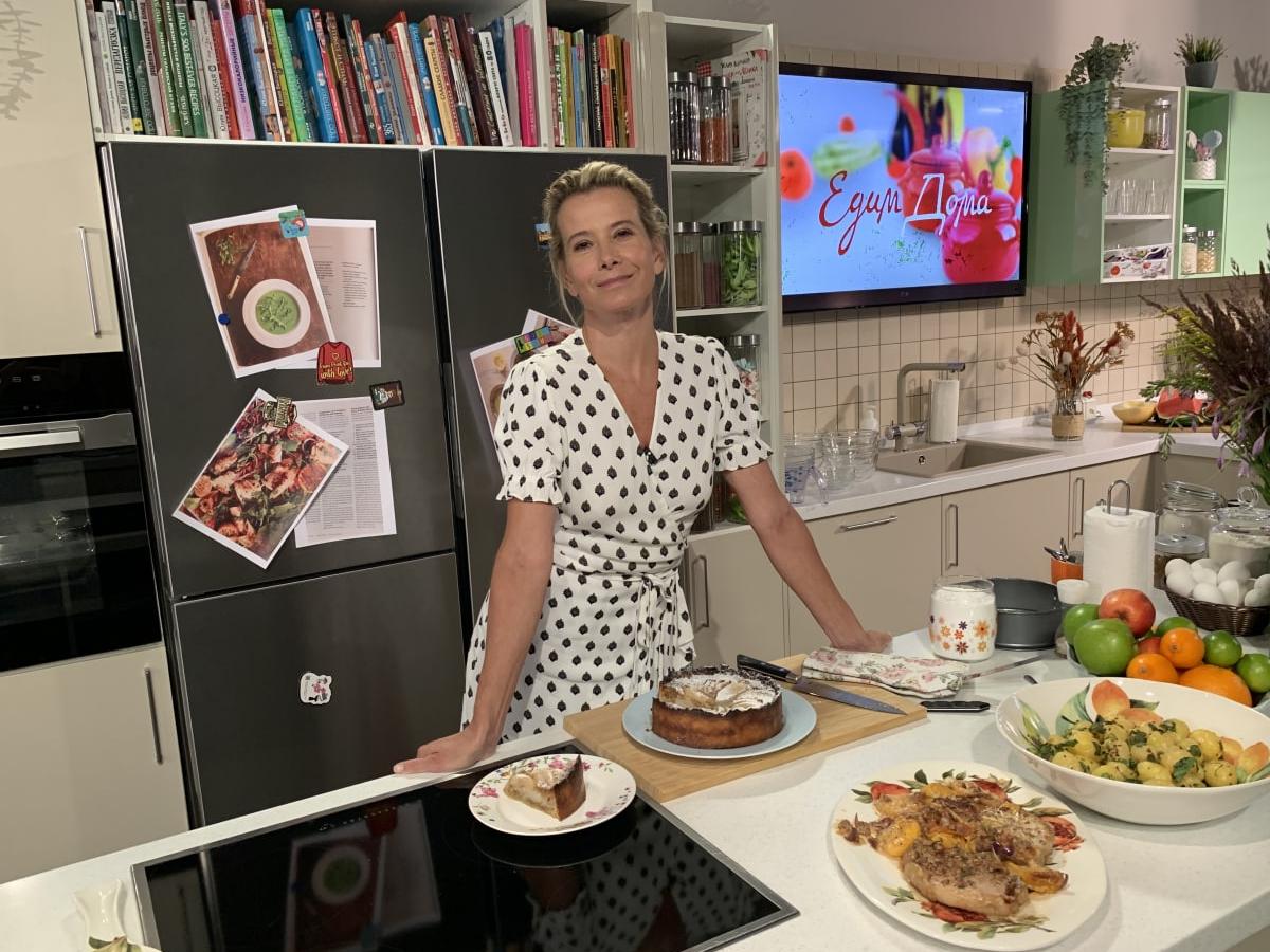 Растит четверых детей и участвует в марафонах: как живет неизвестная сестра Юлии Высоцкой