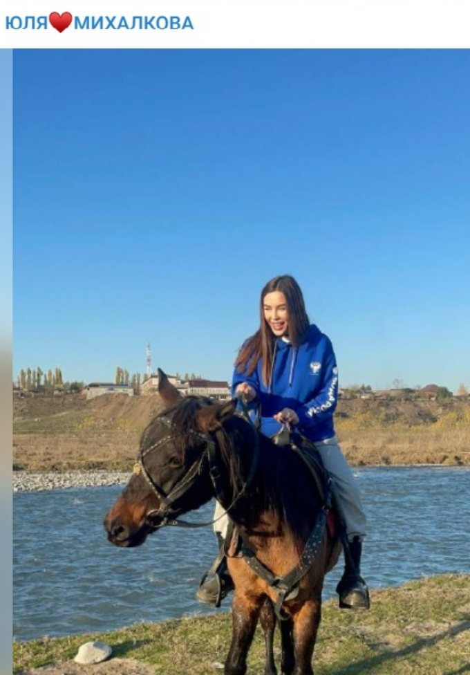 2С открытым ртом и раздвинутыми ногами: забавы Михалковой из «Уральских пельменей» попали на камеры