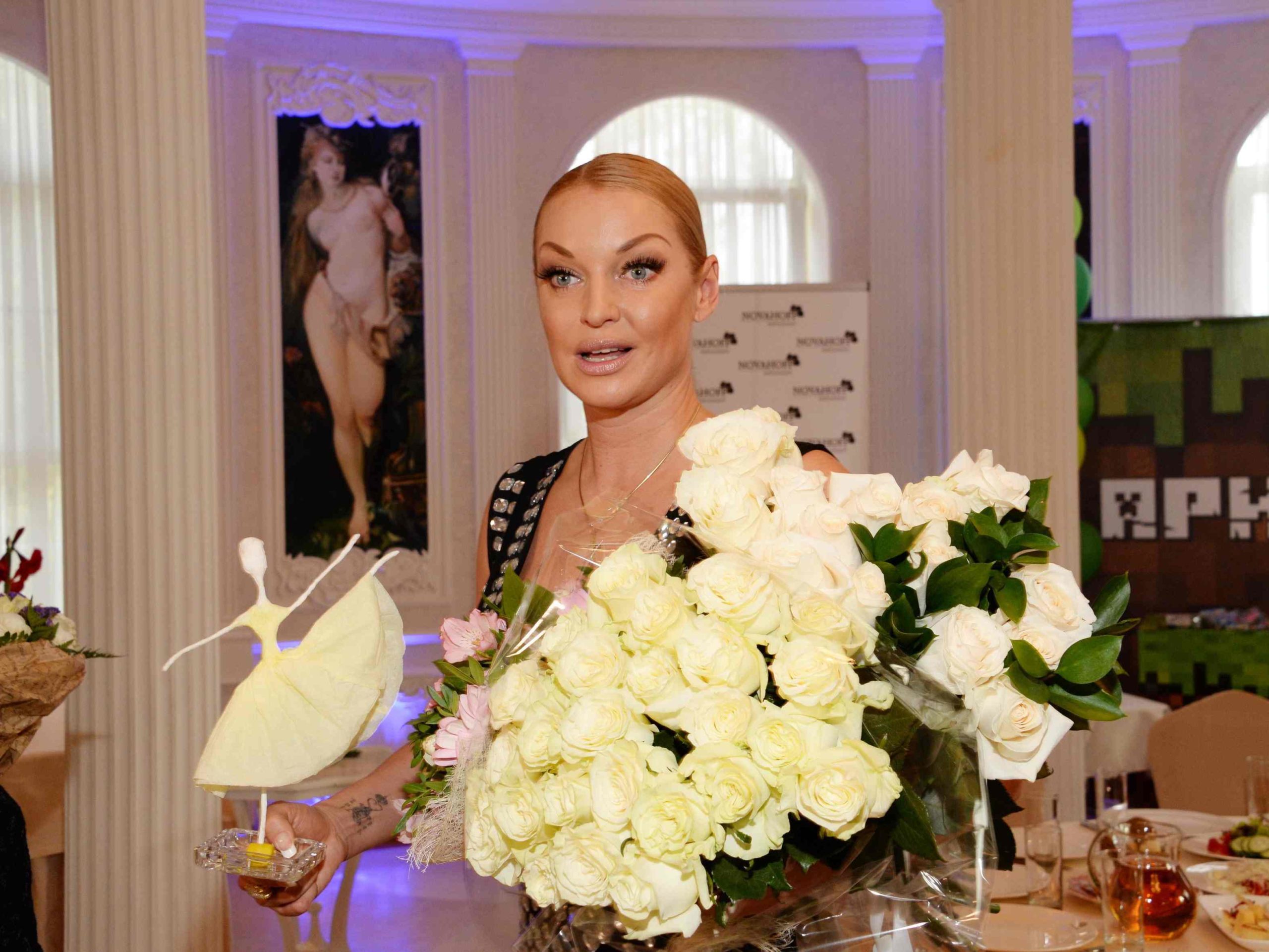 Розовое каре и ошейник: неузнаваемую Волочкову нашли на камнях