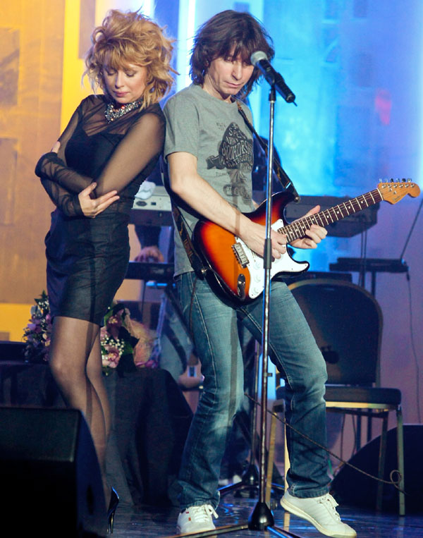 Певица и ее гитарист миллион раз исполнили ее хиты про «Леху» и «Ксюшу»