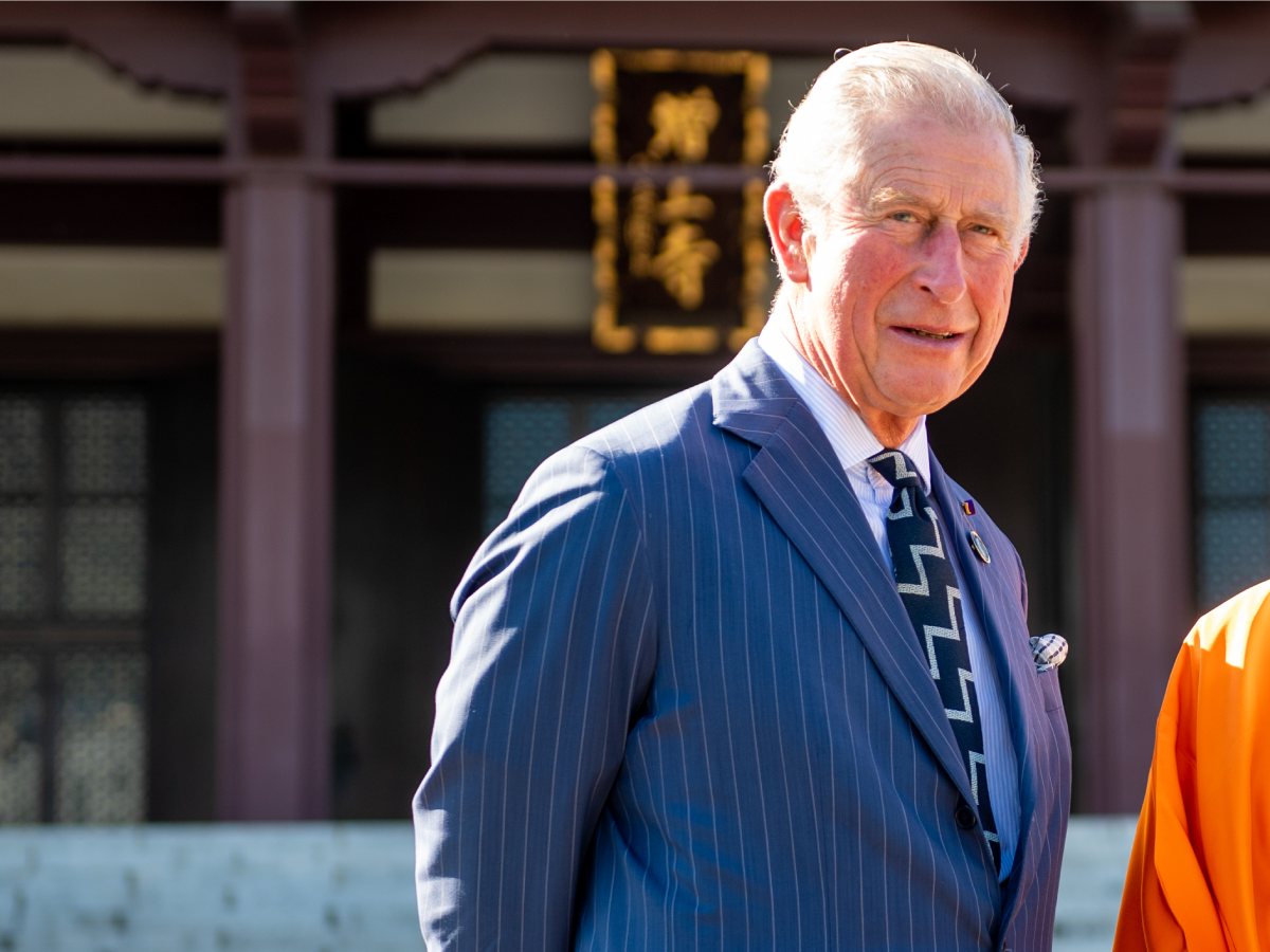 «Агрессор»: заговоривший о нетрадиционной ориентации король Чарльз бьет окна и ломает мебель