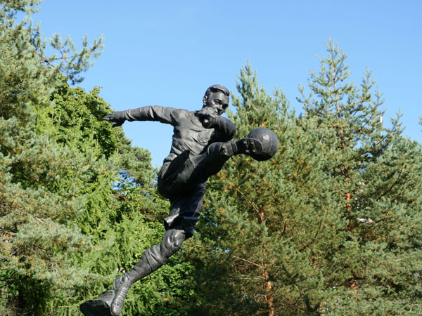 Памятник Всеволоду Боброву в Санкт-Петербурге