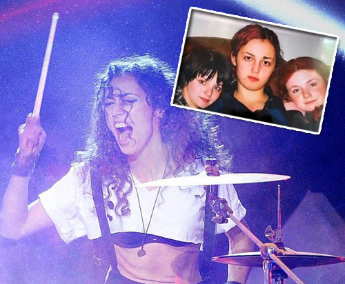 Барабанщица Нелли раньше тащилась от «татушек», а они от нее