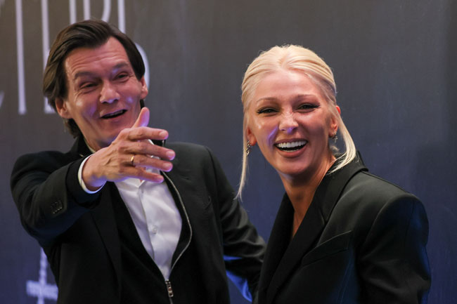 В обнимку с дамой без белья: Янковский вышел в свет с новой женщиной