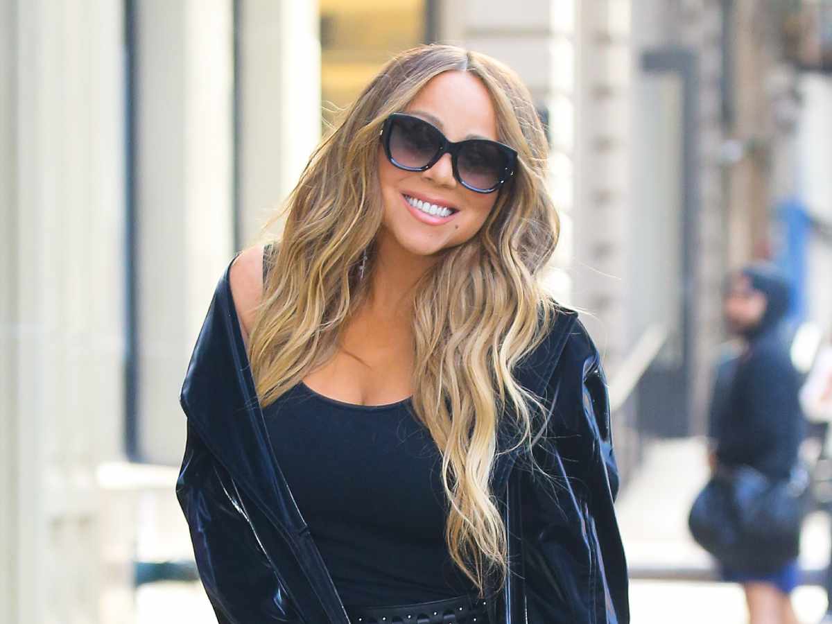 «Как идиотка»: открывающую рот невпопад Мэрайю Кэри за ноги примотали к столбу