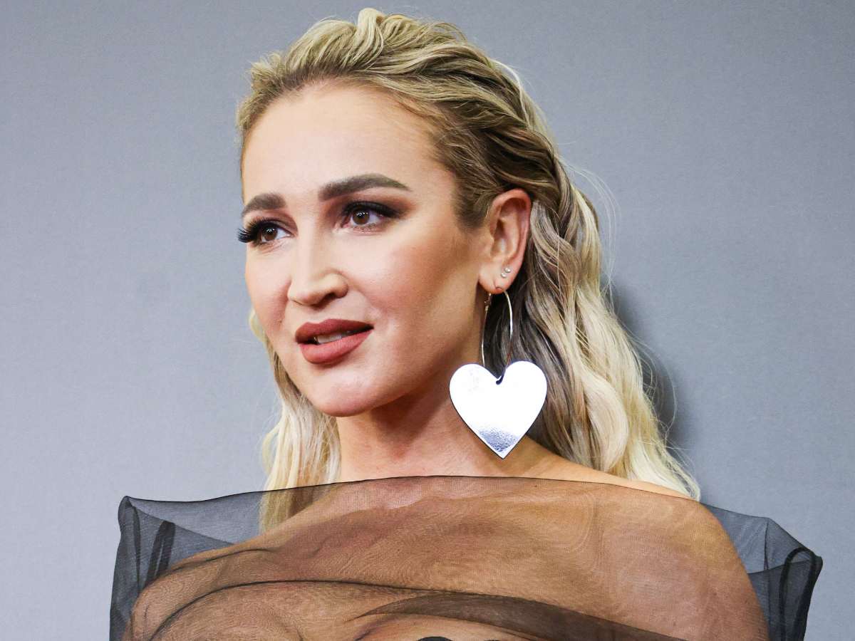 Бузова выступила с покаянием посреди ночи: что случилось