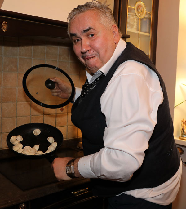 Большой друг «ЭГ» Стас Садальский восхитительно жарит пельмешки. Вкусно, но диетологи против