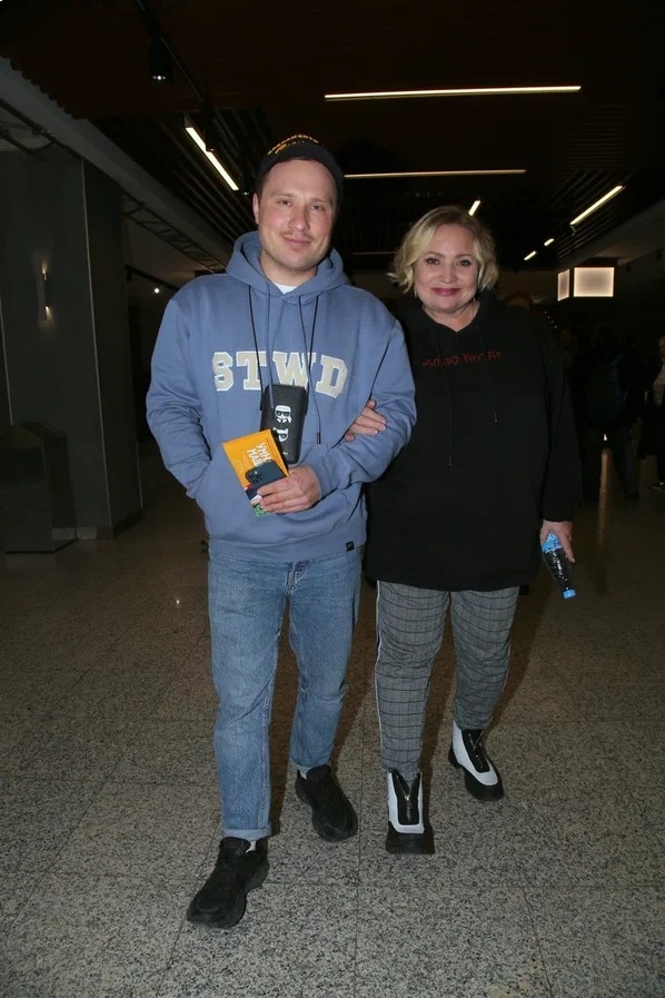 Обнимались, не скрываясь: Пермякова вывела в свет молодого возлюбленного после новостей о свадьбе