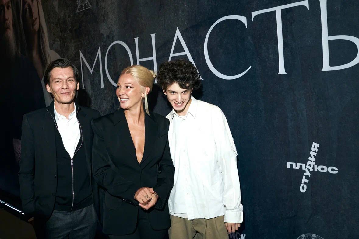 В обнимку с дамой без белья: Янковский вышел в свет с новой женщиной