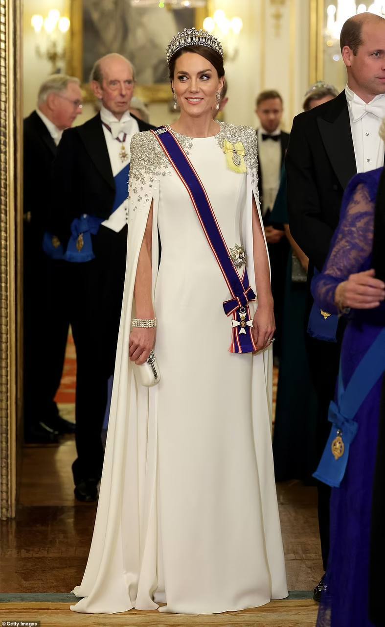Настоящая принцесса: Кейт Миддлтон в белоснежном платье затмила опозорившуюся Меган Маркл