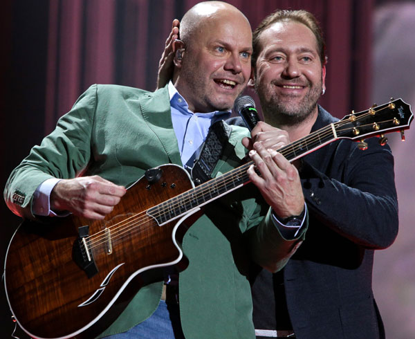 Бывший секретарь комитета комсомола Алексей Кортнев, наговоривший мерзостей о России и президенте, спокойно выступает с концертами и спектаклями «Квартета И» (справа - Александр Демидов)