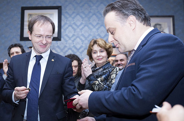 В 2016-м министр культуры Владимир Мединский вручил Кириллу Кроку высшую ведомственную награду «За вклад в российскую культуру». А ныне Кирилл Игоревич сокрушается из-за отъезда звездобола и русофоба Туминаса