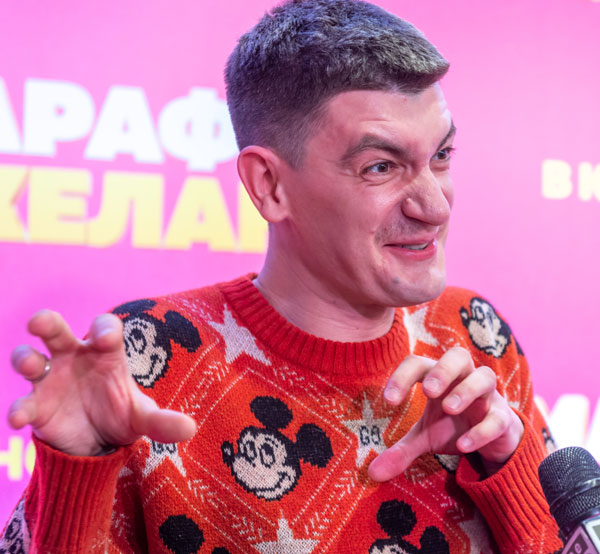 Клоун Гудков заявил, что ему стыдно за день рождения 24 февраля, а потом выпустил издевательский клип «Я узкий», пародирующий песню Shaman «Я русский». С началом мобилизации сбежал в Узбекистан, но недавно заявился в Москву и пошел по привычным тусовкам