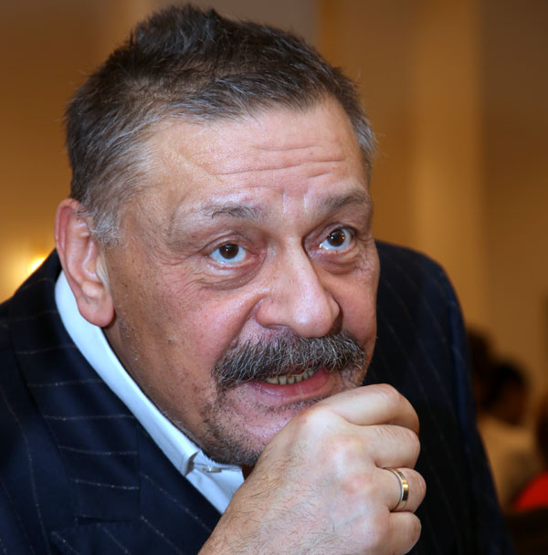 Поэт-самоучка Назаров, регулярно публикующий в соцсетях антироссийские вирши, до сих пор играет на сцене МХТ