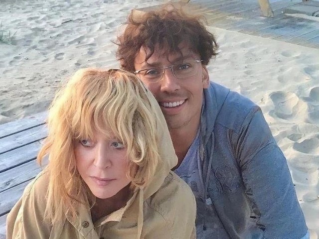 С трудом двигается: Пугачева вышла в свет в компании Галкина