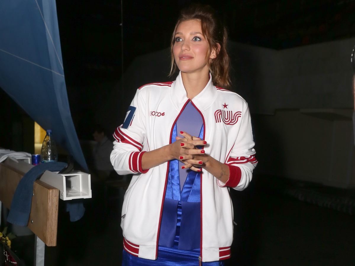 Народ завалил разбившуюся Тодоренко цветами: видео