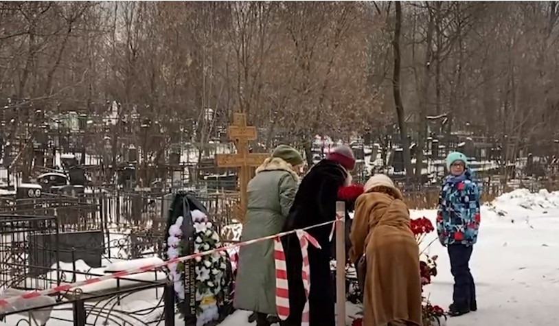 Скромный букет и скорбное молчание: вдова привела сына на могилу Градского