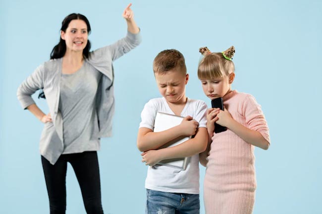 Сердитая-мать-ругает-сына-и-дочь