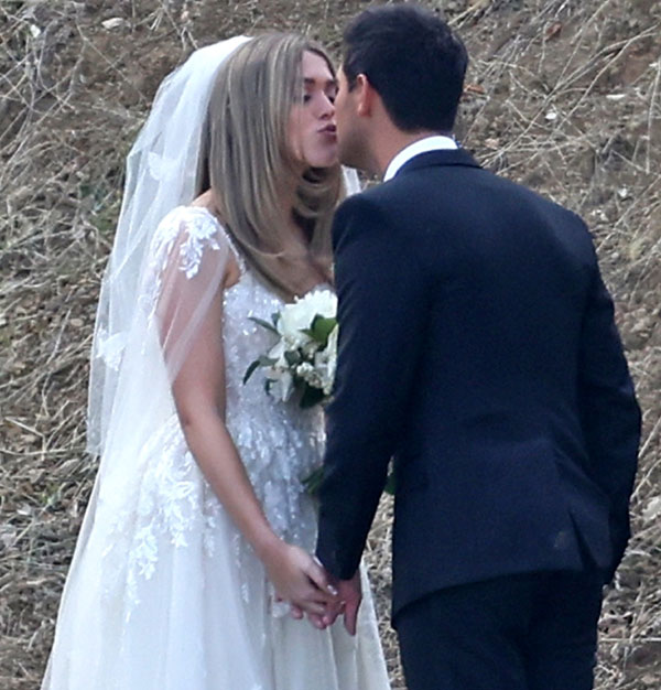 После свадьбы жених и невеста стали полными тезками - Тейлор Лотнер