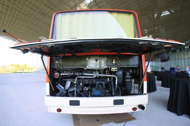 В автобусе «Икарус-256» двигатель мог распологаться в задней части корпуса