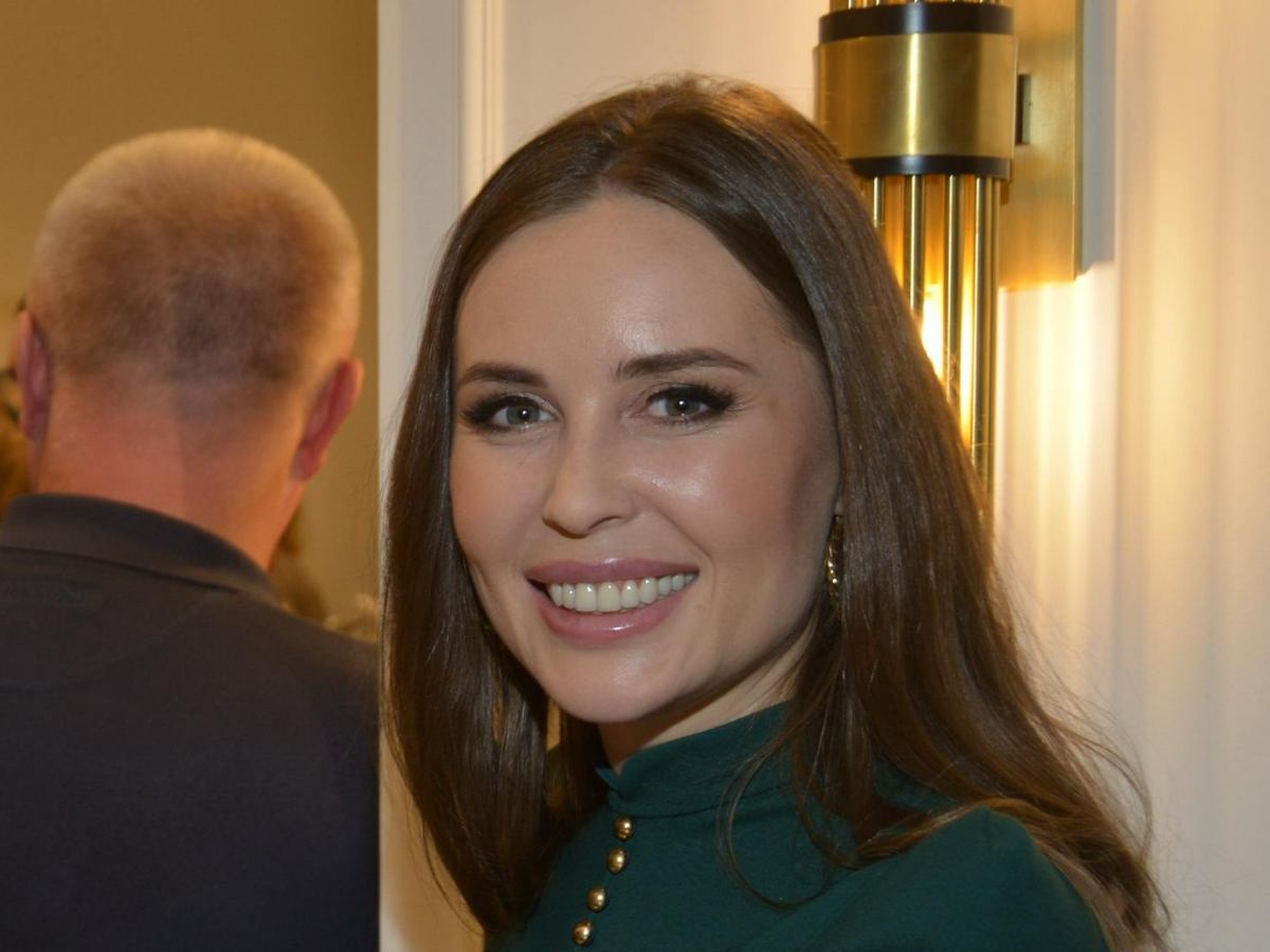 С открытым ртом и раздвинутыми ногами: забавы Михалковой из «Уральских пельменей» попали на камеры