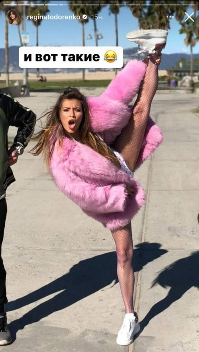 Розовый мех и белая промежность: задравшую ногу Тодоренко сняли в странной позе