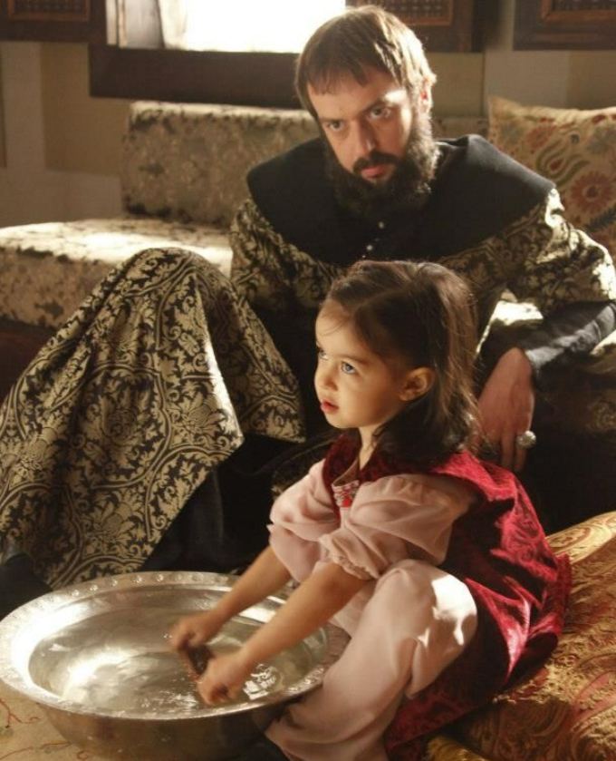 Одного задушила мать, вторая погибла от руки врага: несчастная судьба детей Ибрагима в «Великолепном веке»