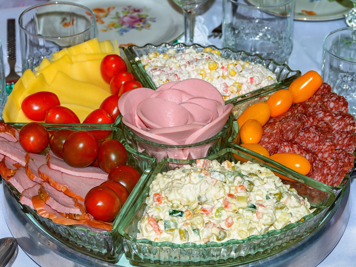 Бойкот салатам в тазиках и крабовым палочкам: россиянам объяснили, как избежать праздничной обжираловки