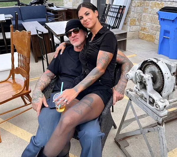 А сейчас довел до истерики и беременную пятую жену - Бонни Роттен