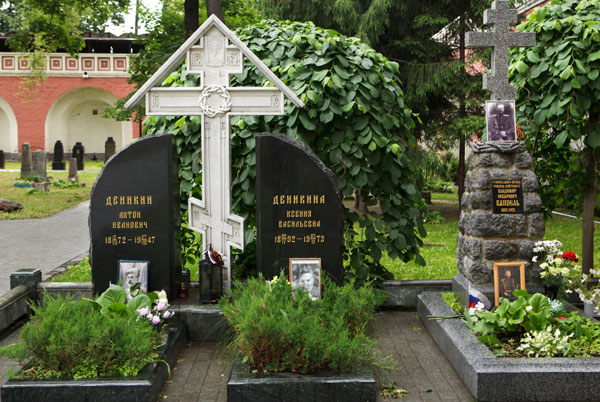 Могилы Антона Деникина и его жены Ксении Деникиной, Владимира Каппеля (на фото слева направо) на кладбище Донского монастыря в Москве