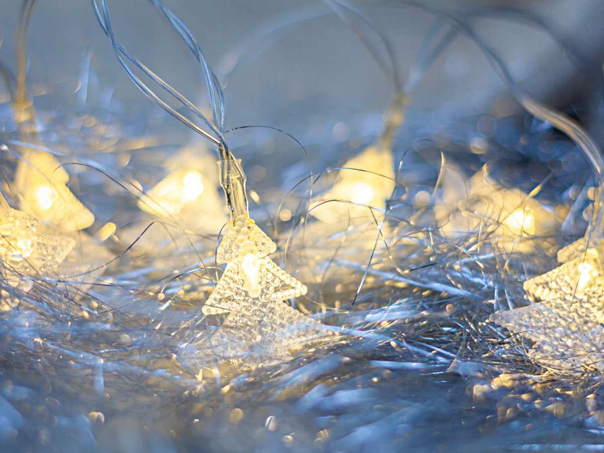 Опасное украшение: эксперт рассказал, куда точно нельзя вешать гирлянду