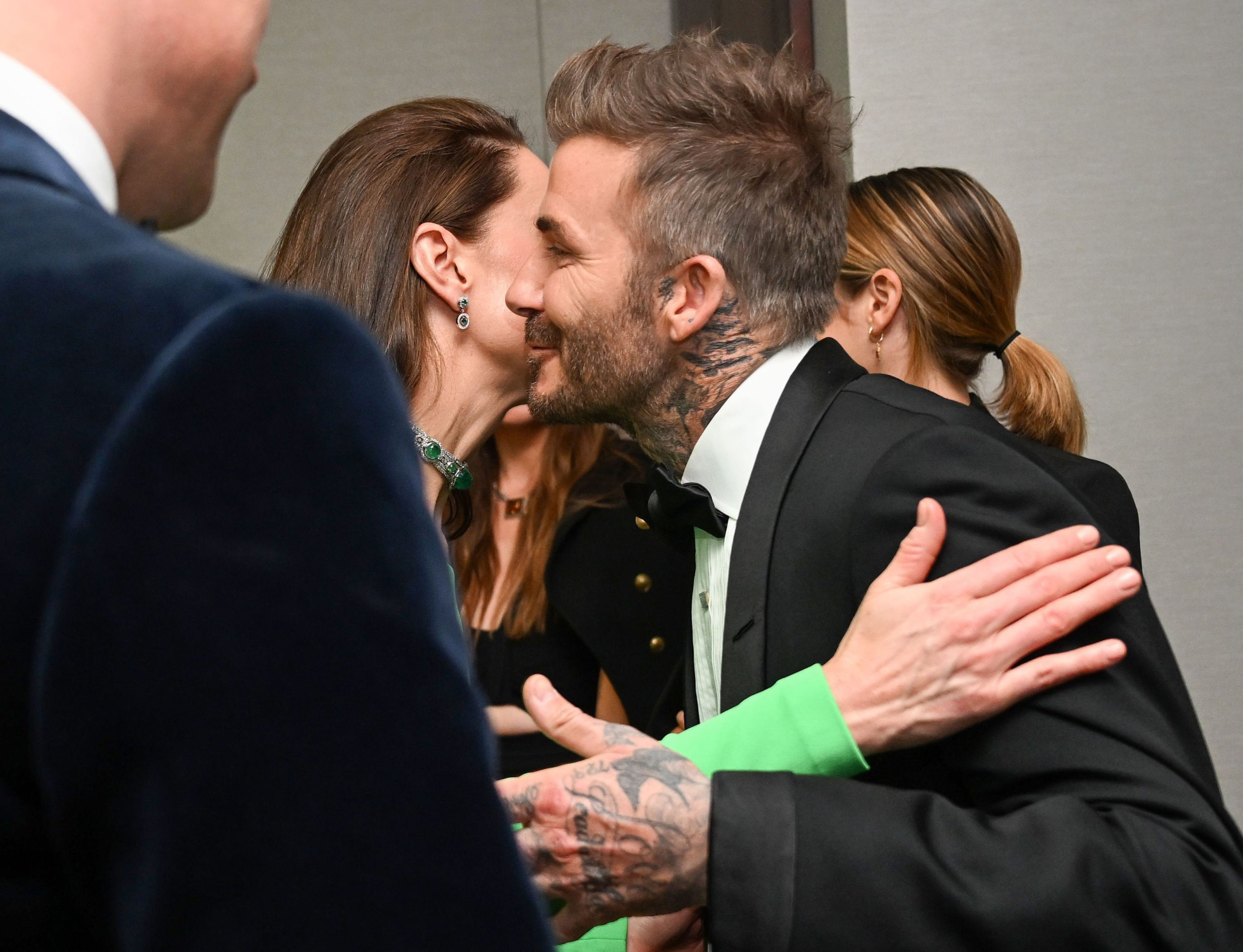 Горячий поцелуй: Миддлтон поймали с татуированным красавцем за кулисами американской премии