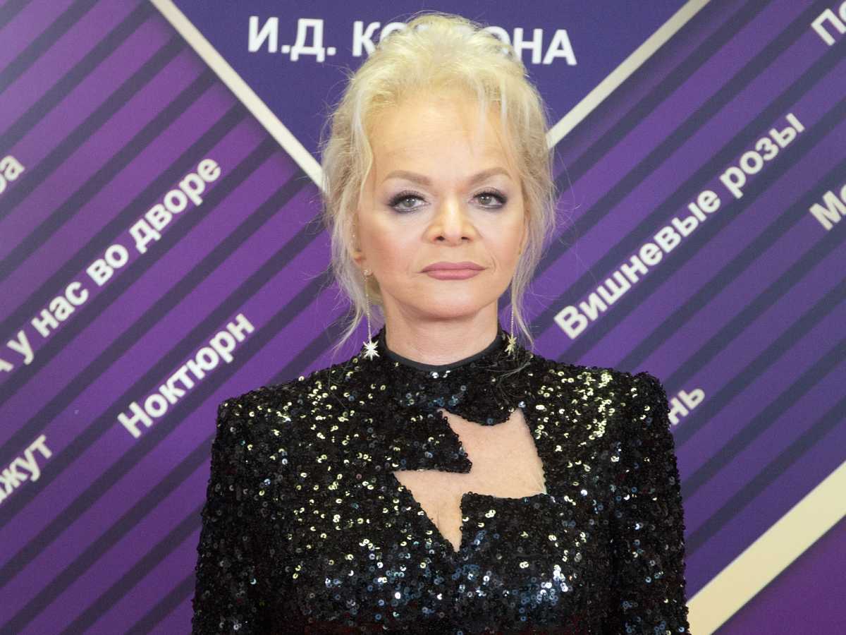 «Я помню твое тепло»: Лариса Долина нашла утешенье с молодым красавцем
