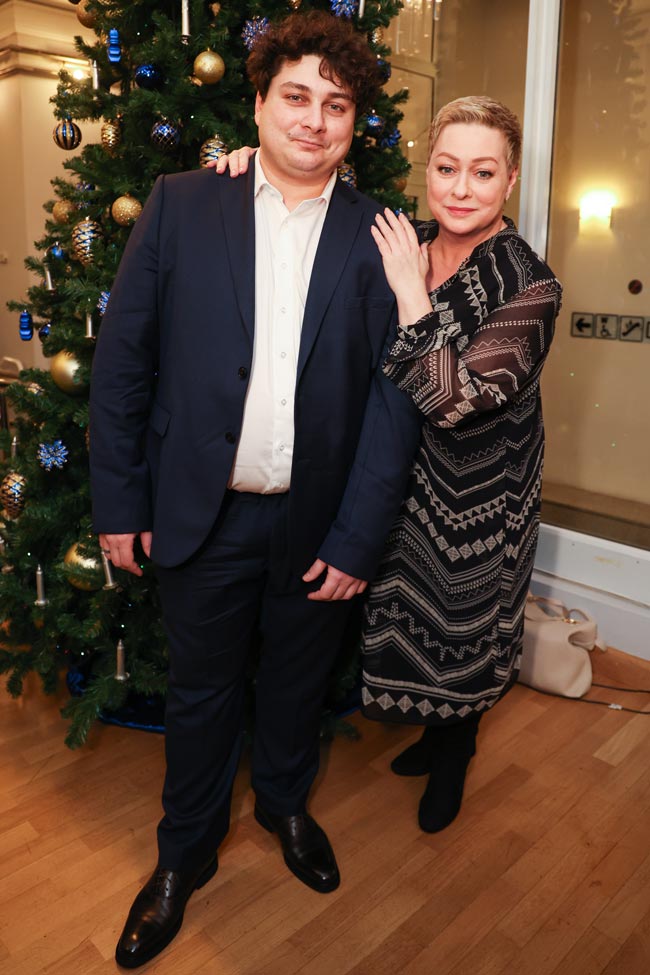 В прозрачном платье и с любимым мужчиной: счастливая Аронова вышла в свет