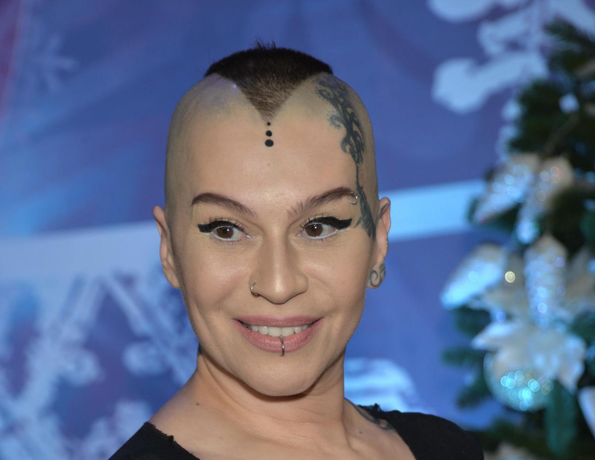 «Простите, извините»: подробности позорного задержания хающей Россию Закировой