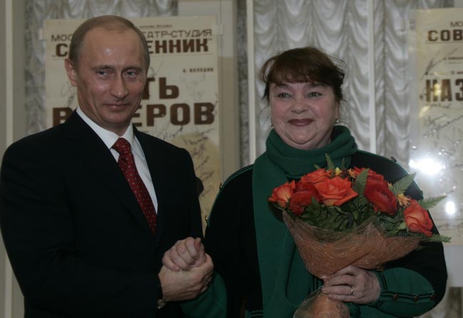 Нина Дорошина с Владимиром Путиным на празднование пятидесятилетнего юбилея театра «Современник»