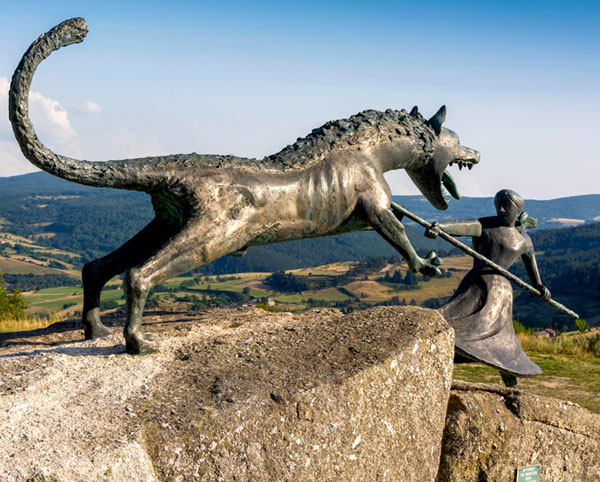 Скульптура у деревни Сог (Франция), где, по легенде, убили Жеводанского зверя