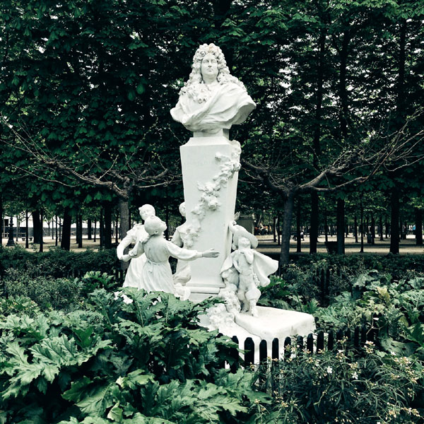 Шарль Перро скончался 16 мая 1703 г. в 75 лет. Похоронен на подземном кладбище «Катакомбы Парижа». В саду Тюильри установлен памятник