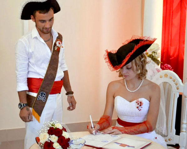 «Молодожены