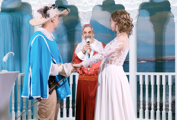 На свадьбе екатеринбуржцев Артема и Ангелины все гости оказались в романе «Три мушкетера»