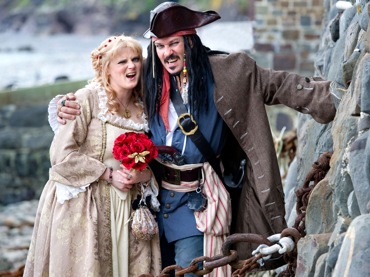 Тайна, покрытая браком: жениха и невесту в костюмах пиратов могут бортануть (дата 18 декабря)