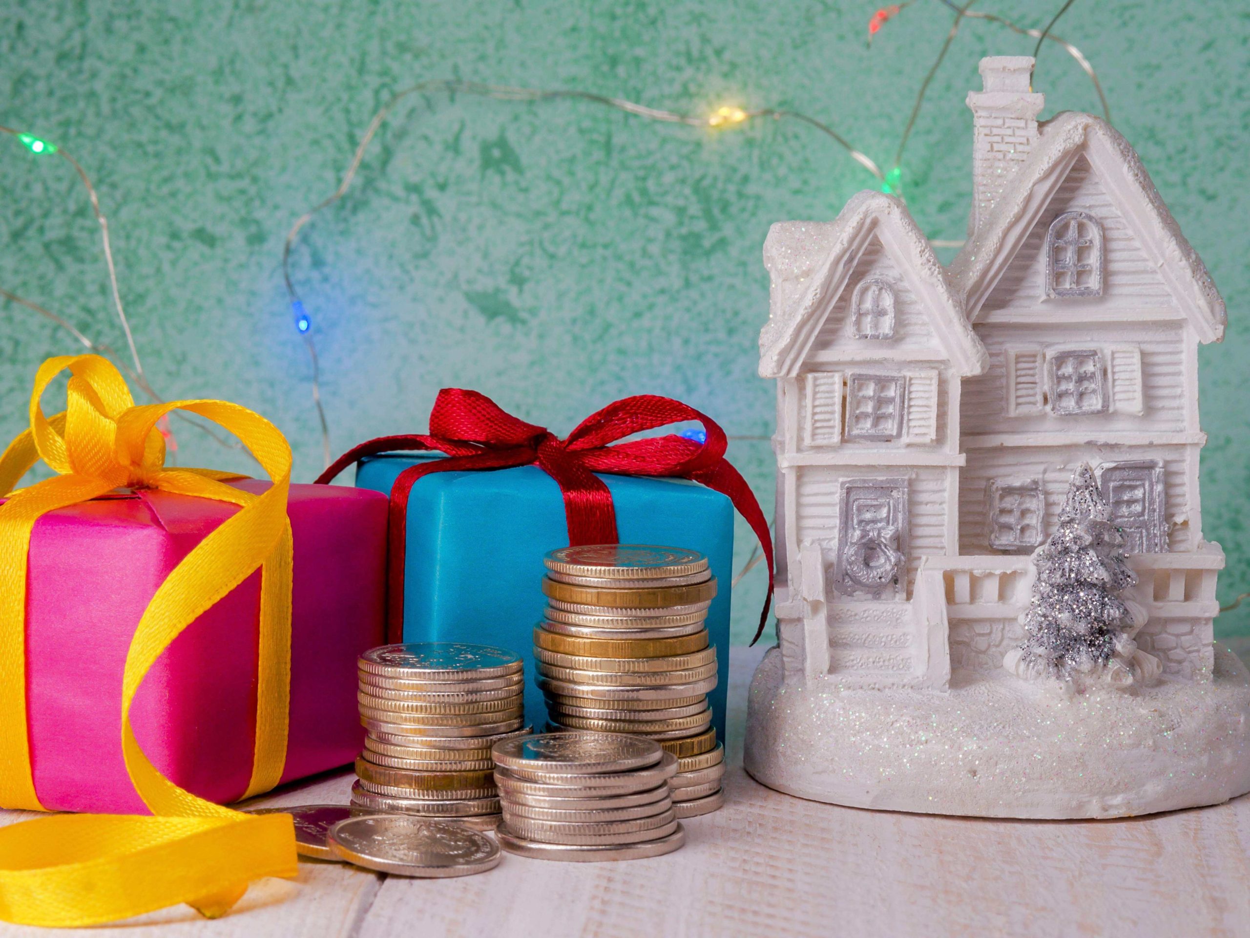 Пять способов сэкономить на новогодних подарках