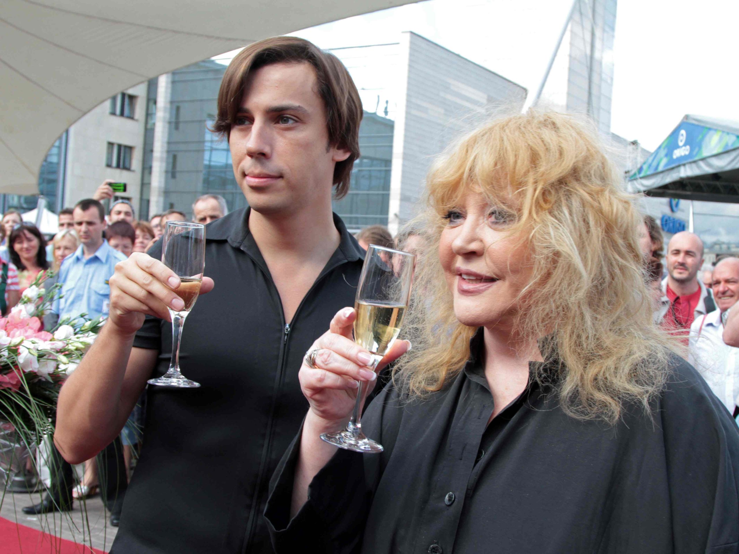 Обнимались и раздавали автографы: Пугачева и Галкин вместе вышли в свет