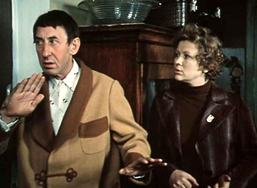 Подпольный советский маклер в исполнении Владимира Басова всего боялся. Его современные коллеги гораздо наглее («По семейным обстоятельствам», 1977 г.)