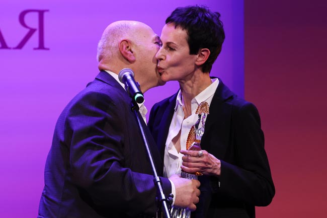 56-летнюю Ирину Апексимову застукали за поцелуями с известным артистом