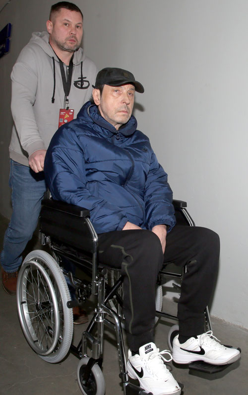 Разбитого пять лет назад инсультом Николая Носкова по-прежнему возят на коляске